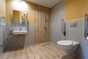 奥古斯图Apartamenty Albatros的浴室配有卫生间、盥洗盆和淋浴。