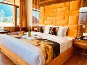 马拉里Hill River Resort - Central Heated & Air cooled的一间卧室配有一张大床和木制床头板