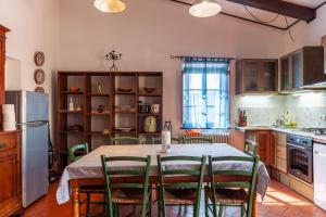 卡尔奇Podere Par di Rota的厨房配有桌椅和冰箱。