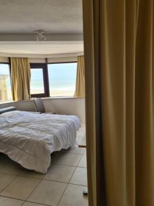 布兰肯贝赫luxurious apartment with sea view的一间卧室设有一张床和两个窗户。