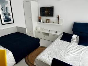 朱庇特Oxygen studio的一间卧室配有一张床、一个梳妆台和电视。