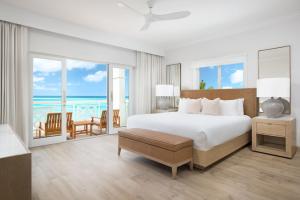 格雷斯湾Alexandra Resort - All Inclusive的一间卧室配有一张床,享有海景