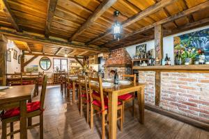 普利特维采村普里特维采住宿加早餐旅馆的餐厅设有木桌和椅子,拥有砖墙