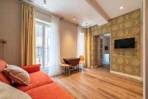 罗马Luxury Corso Suite - DesignD Stays的客厅配有沙发和桌子