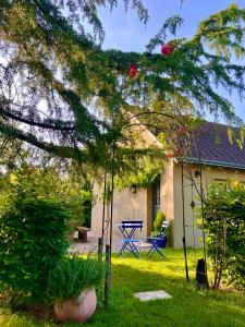 勒庞克涅特GSand Le Clos du May的院子里带蓝色野餐桌的房子