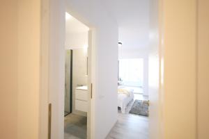 古拉哈莫卢洛伊Apartament Patrick的白色的浴室设有床和镜子