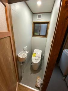 周参见町anakashico Hostel Kumano Kodo的一间带卫生间和水槽的小浴室