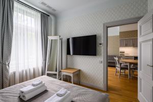 利耶帕亚Roze Kūrmājas Residence的酒店客房 - 带2条毛巾和1张床