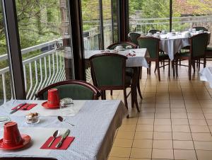 AudresseinAuberge Audressein的用餐室设有桌椅和窗户。