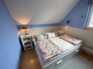 沃尼奥尔茨沃什海吉Villa Elisa的一间小卧室,阁楼上配有一张床