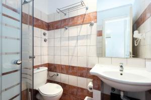 卡西奥皮Balaris Apartments的浴室设有卫生间水槽和镜子