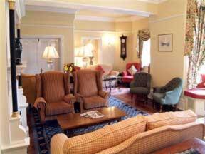 布里奇诺斯The Old Vicarage的客厅配有沙发和椅子
