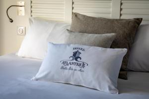 勒帕莱亚特兰蒂克酒店的床上的枕头堆