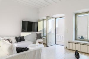 米克诺斯城She Mykonos - The Residency的带沙发和电视的白色客厅