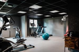 圣马丁奥克斯查Les Jardins de Deauville的健身房设有健身器材和蓝球