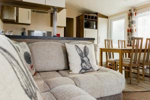 彭赞斯Wayfarers Lodge的客厅配有沙发和兔枕