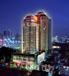 曼谷曼谷晶钻大饭店的城市天际线,夜晚有高楼
