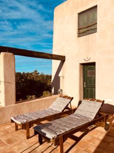 圣费兰-德瑟斯罗Villa Turquoise Formentera的房屋阳台的2张躺椅