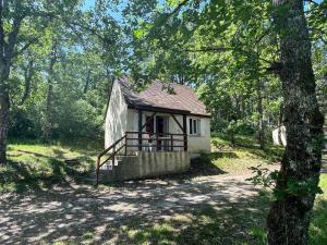 Saint-ChamarandLa Colline aux Chalets, Jaccuzi, Sauna的森林中间的小房子