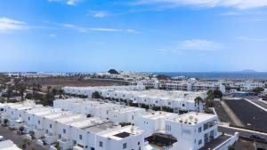 普拉亚布兰卡Luxury 3-bedroom villa with private pool in Marina Rubicon, Playa Blanca, Lanzarote的白色建筑的城市空中景观