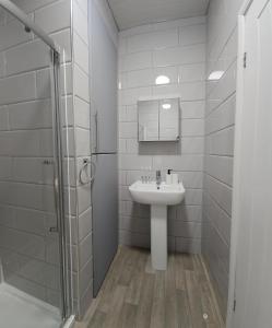 哈德斯菲尔德Edgerton Studios的白色的浴室设有水槽和淋浴。