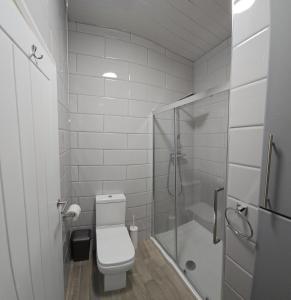 哈德斯菲尔德Edgerton Studios的白色的浴室设有卫生间和淋浴。