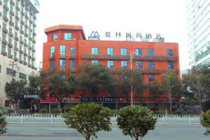 长沙莫林风尚酒店长沙涂家冲地铁站店的一座红色的建筑,上面写着中国文字