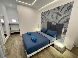 兰佩杜萨BeB Altomare的一间卧室,配有一张带蓝色手提箱的床