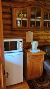 莫雷泰Gojaus smukle的厨房配有冰箱和微波炉(桌子上)。