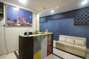 海得拉巴Arjuna Luxury Rooms的客厅配有桌子和沙发