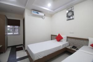 海得拉巴Arjuna Luxury Rooms的酒店客房设有两张床和窗户。