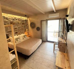 马尔马里Marmari Paradise Resort Hotel的一间带床的卧室,位于带窗户的房间内