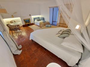 马翁Mongofre Agroturismo的一间卧室配有一张带蚊帐的床
