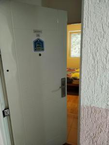 索科矿泉村Apartman SAN的一间房间里一扇带标志的白色门