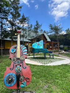 埔里方圓行止 Funyuan Village的坐在公园草地上的吉他雕像