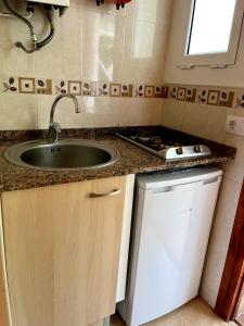 滨海托萨APPARTEMENTS SOL y MAR - Cala Llevado 2的厨房配有水槽和炉灶