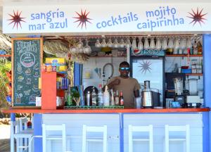 滨海托萨APPARTEMENTS SOL y MAR - Cala Llevado 2的站在酒吧后面的一个人,坐在餐车里