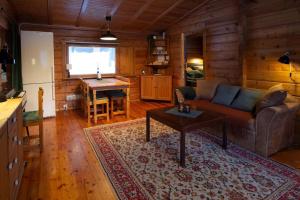 吕勒奥Log Cabin, forrest , sea view, north Sweden.的客厅配有沙发和桌子