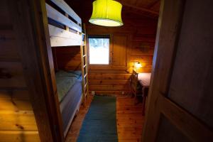 吕勒奥Log Cabin, forrest , sea view, north Sweden.的小屋内带双层床的小房间