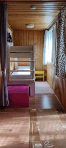 卡拉约基Punainen tupa的一间卧室配有双层床