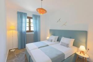 克里皮吉#FLH - Coconut & Vanilla & Pineapple Pool Apartments的蓝色和白色的客房内的两张床