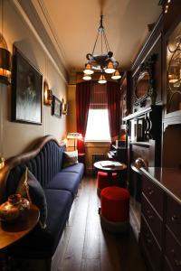 伦敦Henrys Townhouse Marylebone的客厅配有沙发和桌子