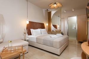 斯卡拉拉乔伊Hotel Villa Natassa的一间卧室配有一张大床和镜子