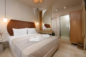 斯卡拉拉乔伊Hotel Villa Natassa的一间卧室配有一张床,上面有两条毛巾