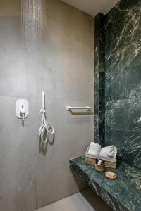 斯卡拉拉乔伊Hotel Villa Natassa的带淋浴和绿色大理石墙的浴室