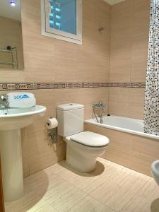 埃尔韦尔赫尔Apartamento Vegazul的浴室配有卫生间、盥洗盆和浴缸。