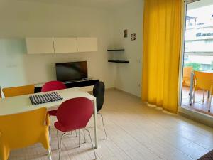 埃尔韦尔赫尔Apartamento Vegazul的配有书桌的房间,桌子上设有键盘