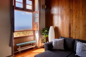 FasniaLa Casa del Barranco的带沙发和大窗户的客厅