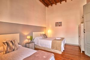 FasniaLa Casa del Barranco的一间卧室,配有两张床
