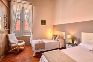 FasniaLa Casa del Barranco的酒店客房,配有两张床和椅子